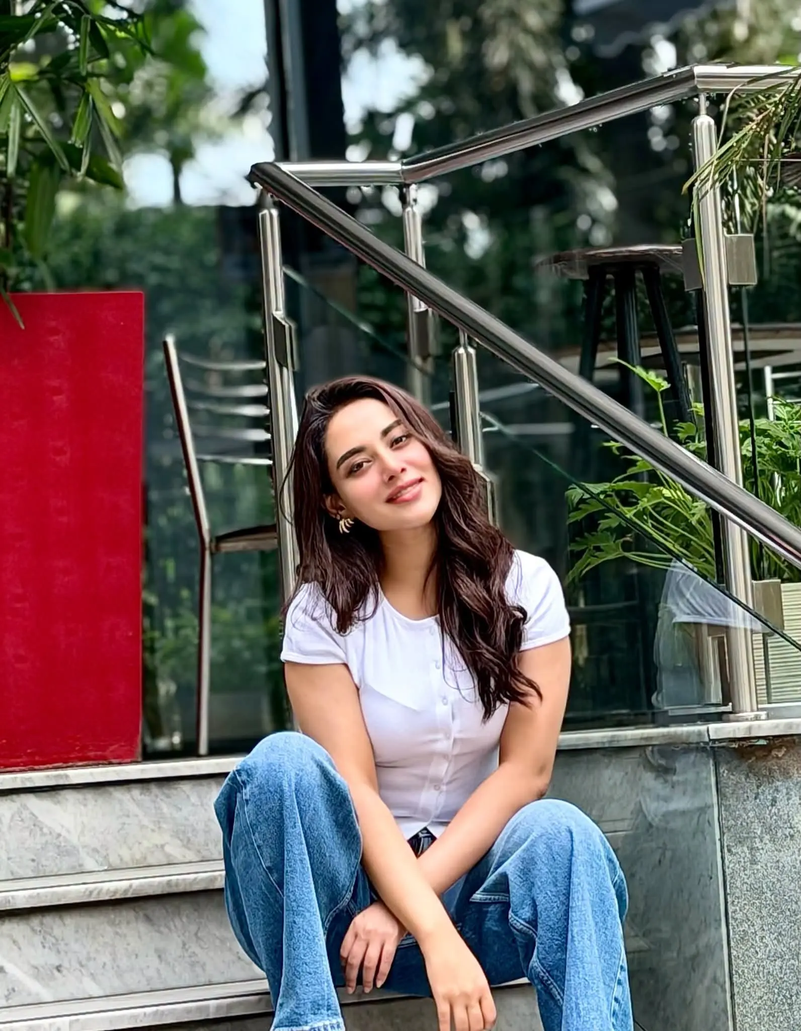 সাদা-কালো সাজে তমা মির্জা, সাদামাটাতেই নজর কাড়লেন